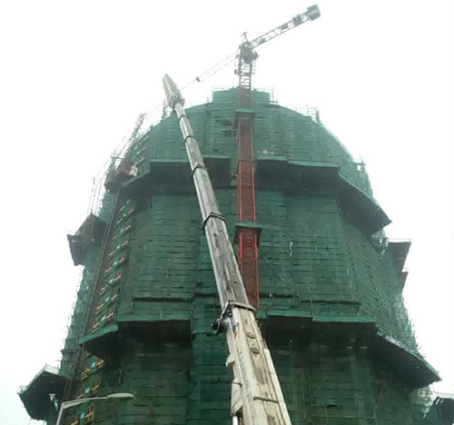 无锡吊车在工地上作业